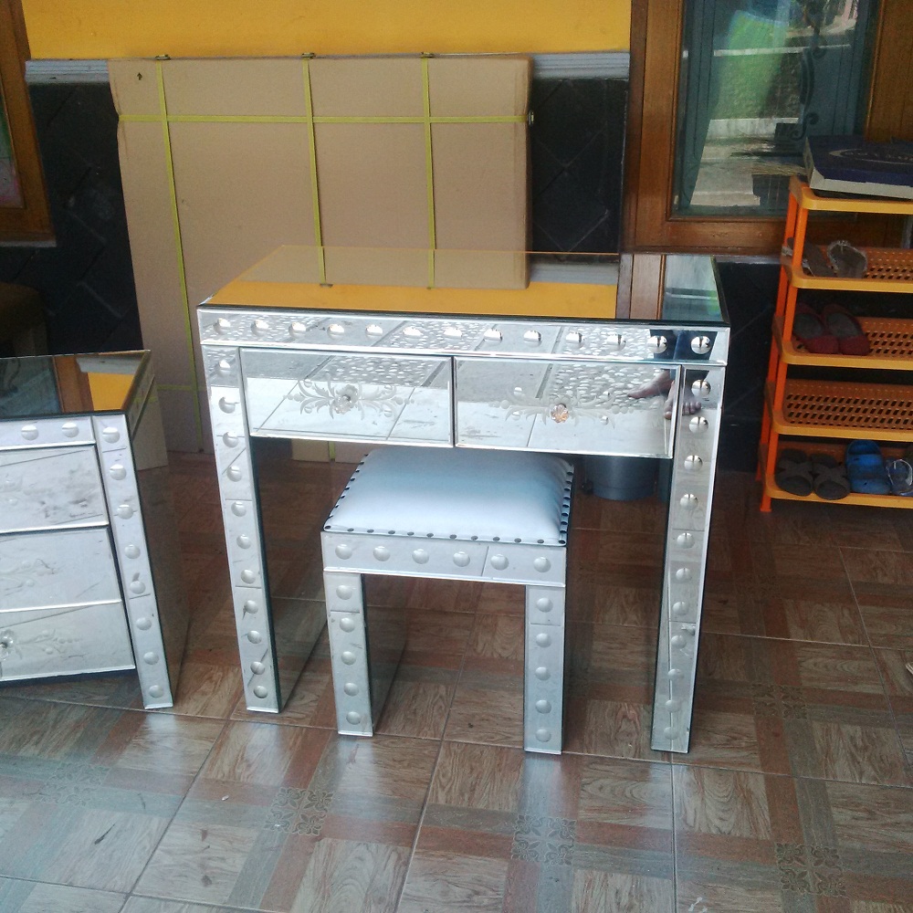 ANTIQUE VENETIAN MIRROR